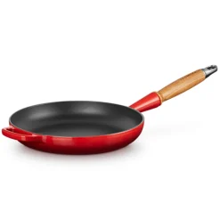 LE CREUSET Støpejernspanne med Trehåndtak 28cm Cerise