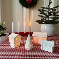 PORSGRUNDS PORSELÆNSFABRIK Porsgrunds Porselænsfabrik Jul På Tunet Veslestugu Med Pipe 13,4x10,8cm