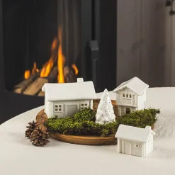 PORSGRUNDS PORSELÆNSFABRIK Porsgrunds Porselænsfabrik Jul På Tunet Eldhus Med Pipe 9x6,8cm