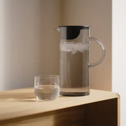 STELTON EM77 Vannkanne m/lokk 1,5L Smoke